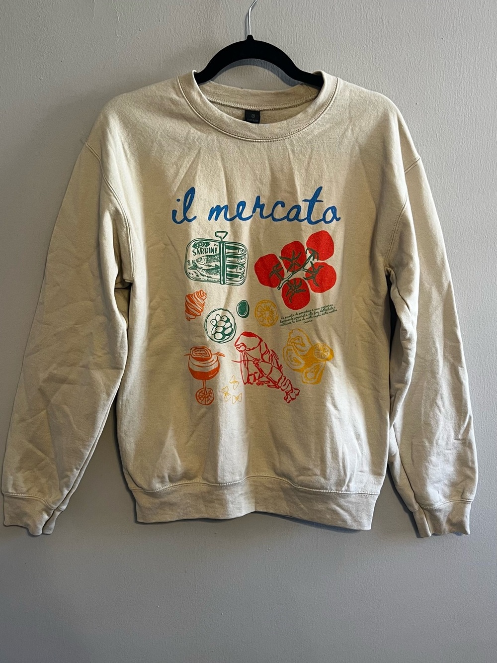 Gildan Cream Crewneck Sweatshirt with Multicolor 'Il Mercato' Graphic